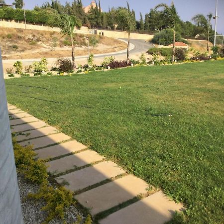 Red Cozy Stay Limassol Exterior foto