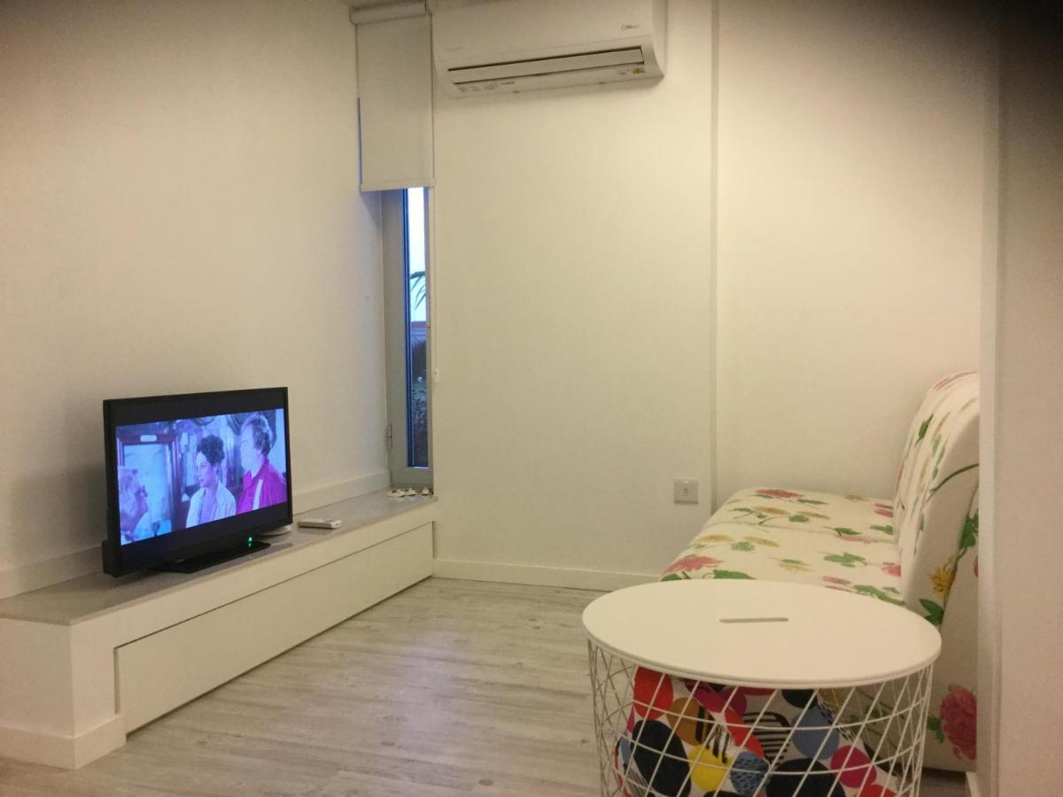 Red Cozy Stay Limassol Exterior foto