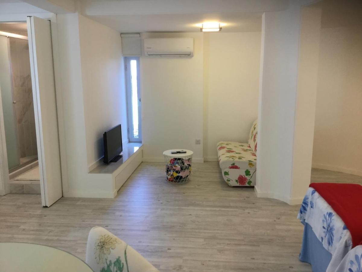 Red Cozy Stay Limassol Exterior foto